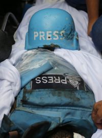 Kolegové novinářů nesli jejich těla ulicemi, zabalená v bílých rubáších, na kterých byly položeny přilby s nápisem „PRESS“
