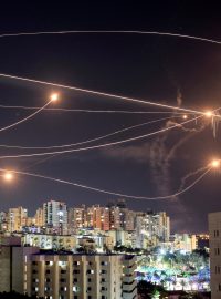 Izraelský protiraketový systém Iron Dome ničí rakety vypálené z pásma Gazy, pohled z Aškelonu (foto z 20. 10. 2023)