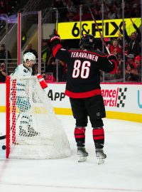 Teuvo Teravainen se raduje z gólu do sítě San Jose