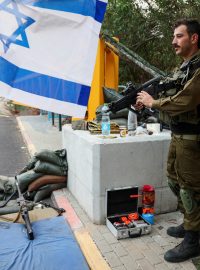 Izraelský voják hlídá kontrolní stanoviště u hranic s Libanonem na severu Izraele
