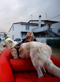 Zachráněná žena Carla a její pes Dante po bouři Ciarán v Itálii