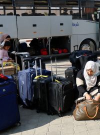 Palestinská žena čeká na povolení k odchodu z Gazy