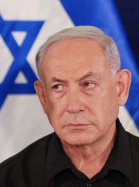Izraelský premiér Benjamin Netanjahu během tiskové konference s ministrem obrany Yoavem Gallantem a ministrem kabinetu Bennym Gantzem na vojenské základně Kirya v Tel Avivu