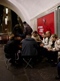 Lidé sedí ve stanici metra, aby se ukryli před náletem v Kyjevě