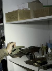 Izraelský důstojník ukazuje pušku, která byla podle jeho slov objevena v tašce uložené ve skříni se zdravotnickým materiálem v nemocničním komplexu Al Šifa uprostřed pozemní operace izraelské armády proti palestinské islamistické skupině Hamás ve městě Gaza, 15. listopadu 2023 na snímku z videa