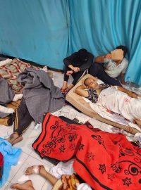 Podle OSN bylo v nemocničním zařízení asi 2300 pacientů, zdravotníků nebo lidí vyhnaných z domovů