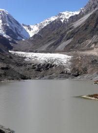 Tající ledovce ohrožují budoucnost horských vesnic v Pákistánu, protože způsobují záplavy
