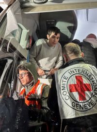 Propuštěný palestinský vězeň hovoří s členy Červeného kříže v autobuse poté, co opustil izraelskou vojenskou věznici Ofer