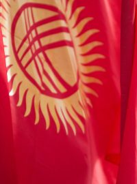 Zákonodárci navrhují změnit podobu 40 paprsků slunce na vlajce středoasijského státu z vlnících se na rovné