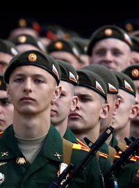 Vojáci na slavnostním průvodu na Den vítězství v Moskvě