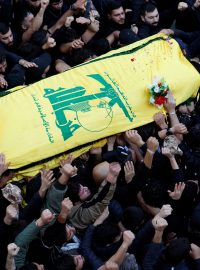 Lidé nesou rakev člena Hizballáhu (archivní foto)