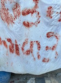 „SOS“ nápis nalezený v úkrytu zabitých rukojmích