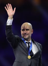 Pep Guardiola s medailí pro vítěze mistrovství světa klubů