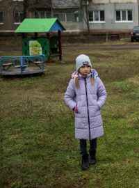 Ukrajinská holčička na hřišti ve Slavjansku