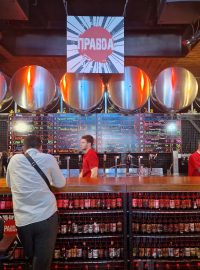 „Vařit pivo není nikdy složité, ale prodávat ho je teď mnohem větší výzva,“ vypráví spolumajitel pivovaru Pravda ve Lvově Jurij Zastavny.