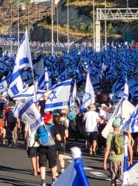 Zástup protestujících s izraelskými vlajkami se táhl několik kilometrů