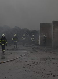 Práce po požáru skládky pneumatik v Borovanech