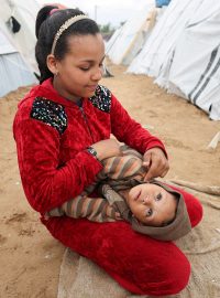 Palestinci ve stanovém táboře v Rafáhu na jihu Pásma Gazy (fotografie z 2. ledna 2024)