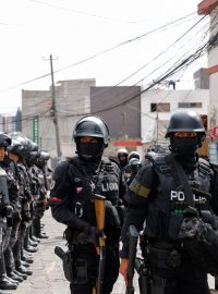 Ozbrojenci násilím přerušili vysílání ekvádorské televize. Prezident nařídil armádě boj proti gangům