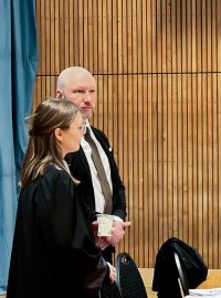 Anders Behring Breivik v soudní síni ve věznici Ringerike