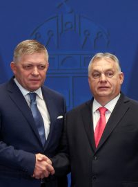 Slovenský premiér Robert Fico (vlevo) po schůzce s maďarským kolegou Viktorem Orbánem v Budapešti