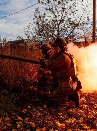 Ukrajinští vojáci u Avdiivky odpalují granáty z bezzákluzového děla SPG-9