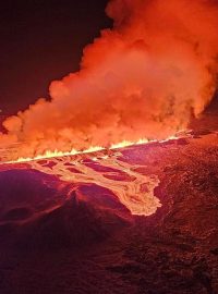 Na poloostrově Reykjanes na Islandu začala sopečná erupce