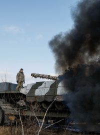 Ukrajinská armáda připravuje jeden ze svých tanků k opravám