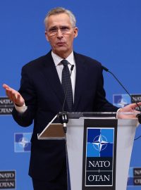 Jens Stoltenberg na tiskové konferenci v Bruselu