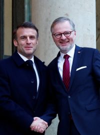 Francouzský prezident Emmanuel Macron přivítal premiéra České republiky Petra Fialu