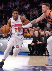 Jaden Ivey (vlevo) z Detroit Pistons v souboji s Isaiahem Hartensteinem z New York Knicks