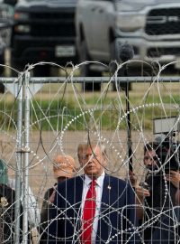 Donald Trump na hranicích s Mexikem