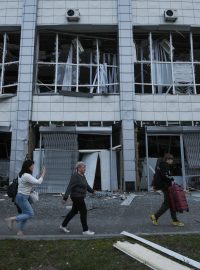 Volodymyr Zelenskyj ve večerním poselství upřesnil, že ruská raketa poškodila mimo jiné učiliště a školku