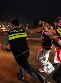 Policie proti protestujícím v noci na čtvrtek použila vodní děla nebo slzný plyn