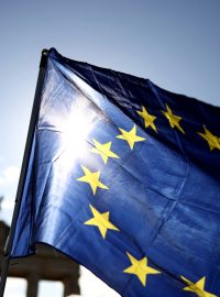 Vlajka Evropské unie před Braniborskou bránou v Berlíně