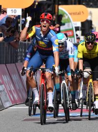 Čtvrtou etapu Gira d&#039;Italia vyhrál po hromadném spurtu italský cyklista Jonathan Milan