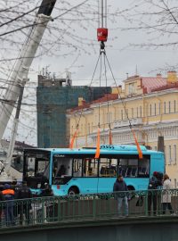 Specialisté zvedají osobní autobus, který spadl z mostu do řeky v Petrohradě, Rusko 10. května 2024