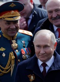 Ruský prezident Vladimir Putin na vojenské přehlídce v obložení Sergeje Šojgua a běloruského vůdce Alexandra Lukašenka