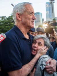 Člen izraelského válečného kabinetu Benny Gantz objímá ženu, když jde na setkání s rodinnými příslušníky rukojmích