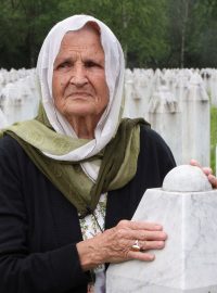 Náhrobní kameny na pamětním hřbitově ve Srebrenici v Bosně a Hercegovině