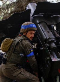 Velitel posádky houfnice D-20 Ivan Ljaško se připravuje k palbě na ruské jednotky na frontové linii v Charkovské oblasti