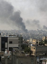 Kouř stoupá po izraelských úderech během izraelské vojenské operace v Rafahu (foto z 28. května 2024)