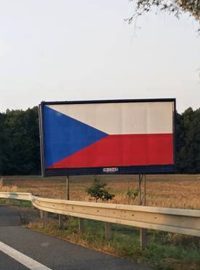 Dálnice zaplavily billboardy s českou vlajkou – majitelé tak protestují proti jejich odstranění