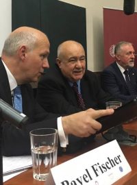 Kandidáti na prezidenta Pavel Fischer, Petr Hannig a Mirek Topolánek při debatě