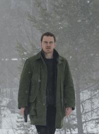 Michael Fassbender jako Harry Hole ve filmu Sněhulák