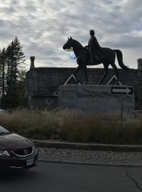 Sochu Alžběty II. v Ottawě na deset let přemístili doprostřed kruhového objezdu před Rideau Hall, sídlo generální guvernérky