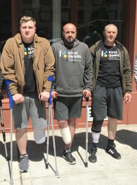 Zranění ukrajinští vojáci dostávají v New Yorku protézy