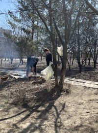 Chlapci Alexandr a Edgar nemají co dělat, a tak připravují ohniště