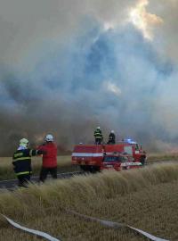 Požár pole u Bystřice na Benešovsku, na místě zasahovaly desítky profesionálních hasičů (ilustrační foto)