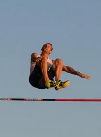 Renaud Lavillenie v nepřirozené poloze nad laťkou ve výšce 540 centimetrů